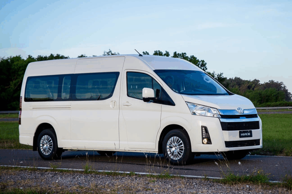 sewa Hiace hemat, sewa Hiace Bandung, transportasi event Bandung, rental Hiace Jakarta, perjalanan nyaman Bandung