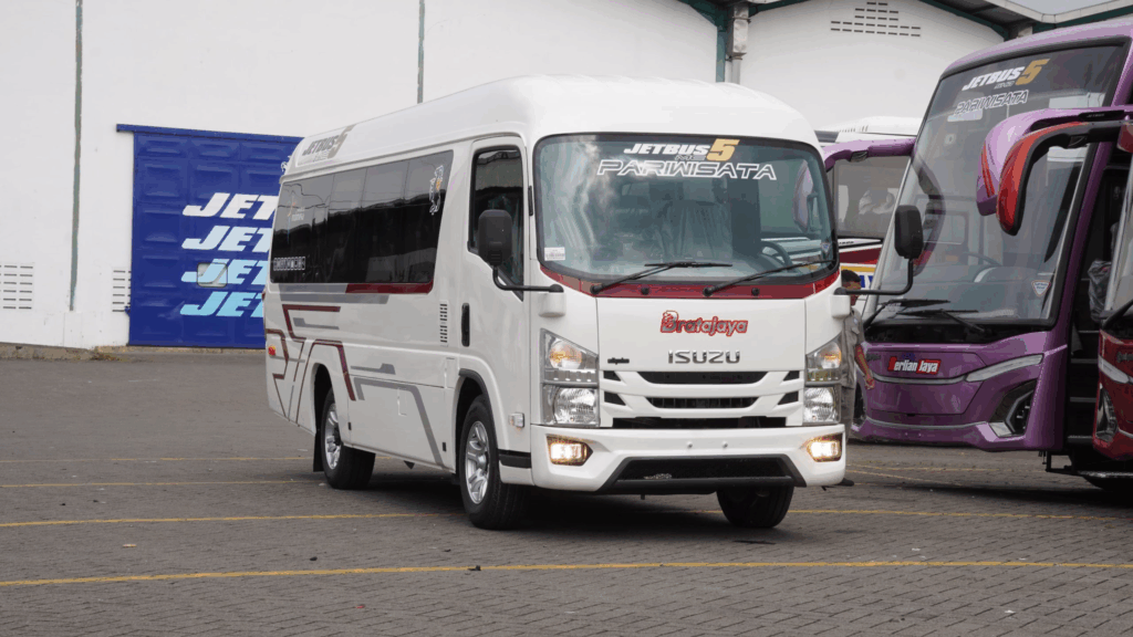 Elf Long 22 Seat, Sewa Elf 22 Seat, Transportasi Rombongan Nyaman, Mobil Elf Kapasitas Besar, Minibus Elf untuk Wisata