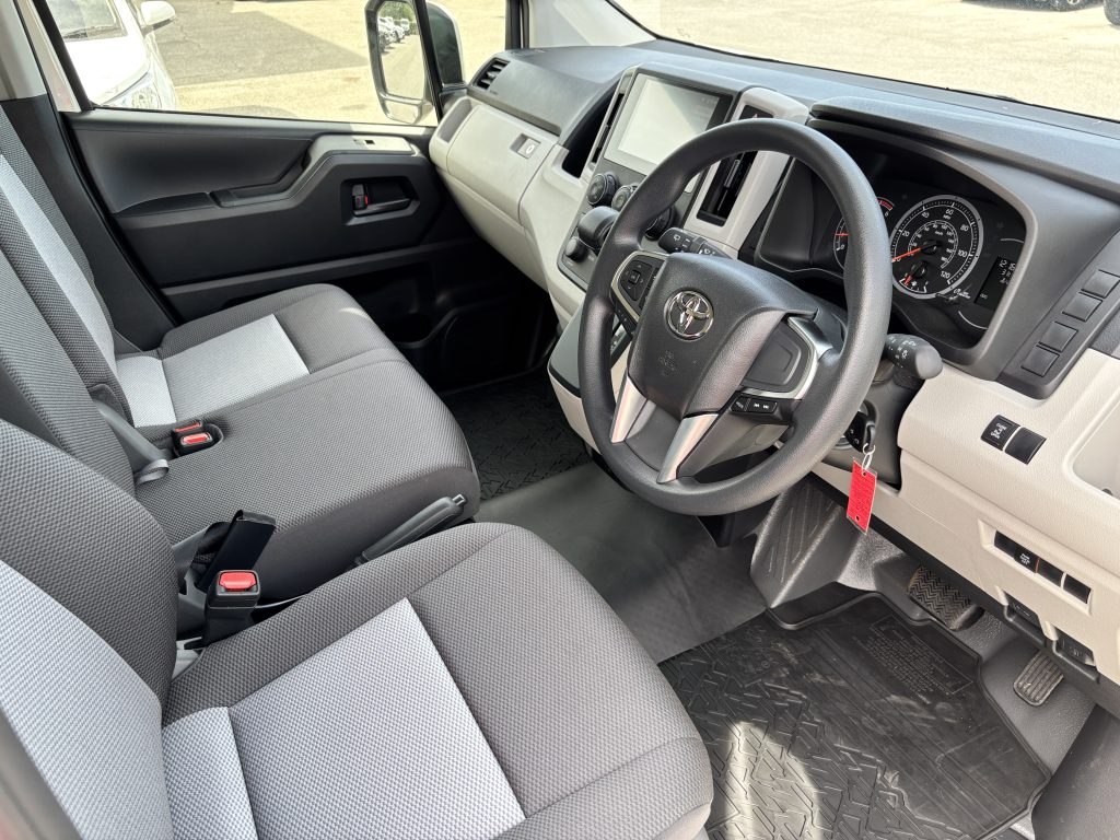 Interior Hiace Commuter, kenyamanan kabin Hiace, sewa Hiace commuter, desain interior Hiace, kursi nyaman Hiace