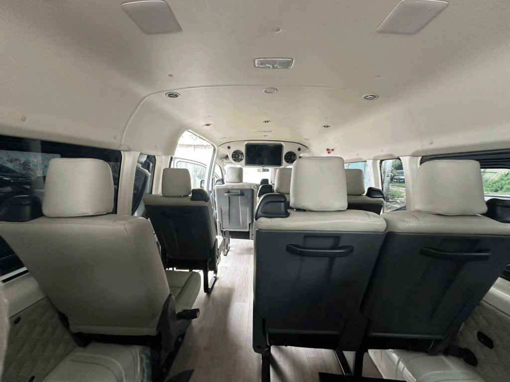 Interior Hiace Commuter, kenyamanan kabin Hiace, sewa Hiace commuter, desain interior Hiace, kursi nyaman Hiace