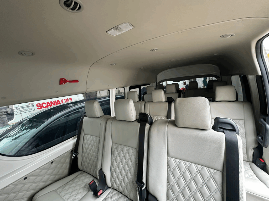 Interior Hiace Commuter, kenyamanan kabin Hiace, sewa Hiace commuter, desain interior Hiace, kursi nyaman Hiace