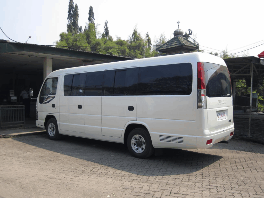 Sewa Elf Jakarta Bali, rental Elf Jakarta Bali, transportasi Jakarta Bali, perjalanan rombongan nyaman, sewa mobil Elf murah