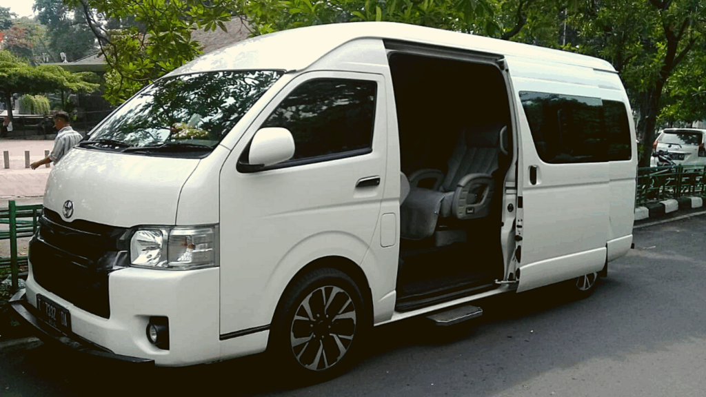 Sewa Elf Jakarta Bali, rental Elf Jakarta Bali, transportasi Jakarta Bali, perjalanan rombongan nyaman, sewa mobil Elf murah