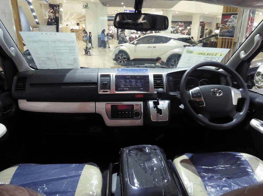 Interior Hiace, kabin Hiace, kursi Hiace, fitur hiburan Hiace, modifikasi Hiace