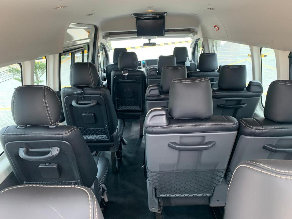 Hiace 14 Seater, rental Hiace 14 Seater, sewa Hiace 14 Seater, mobil 14 penumpang, transportasi grup nyaman