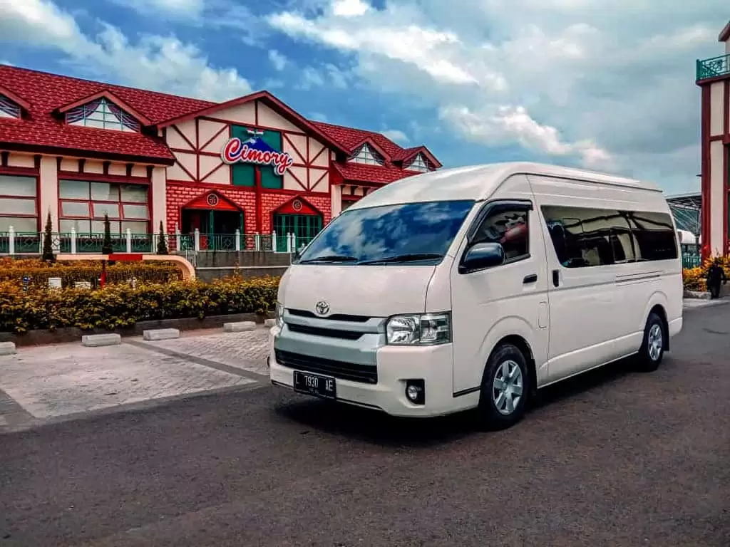 Toyota Hiace Commuter, mobil travel nyaman, transportasi bisnis modern, rental pariwisata terpercaya, shuttle perusahaan