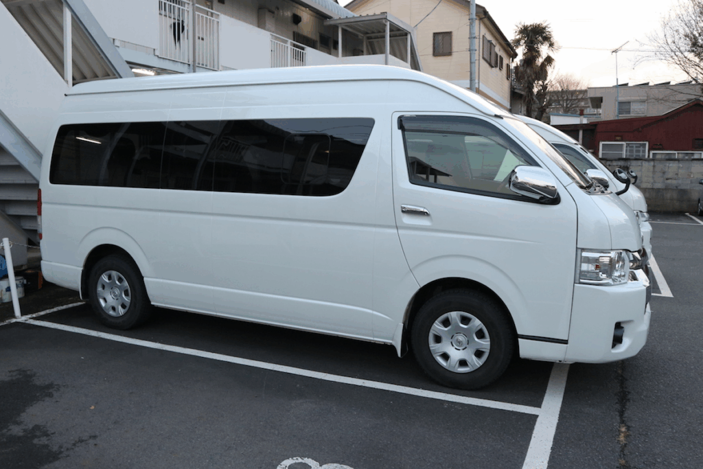 Toyota Hiace Commuter, mobil travel nyaman, transportasi bisnis modern, rental pariwisata terpercaya, shuttle perusahaan