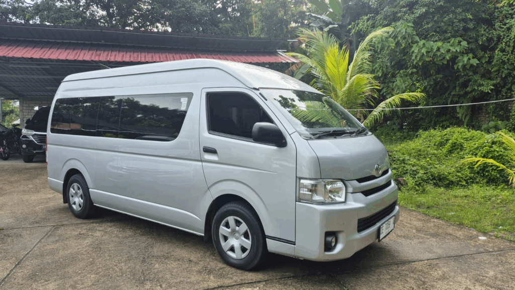 Toyota Hiace Commuter, mobil travel nyaman, transportasi bisnis modern, rental pariwisata terpercaya, shuttle perusahaan