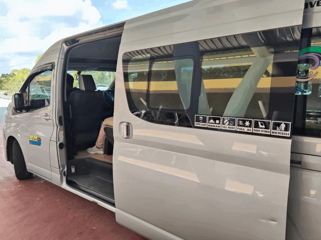 rental mobil hiace jakarta, sewa hiace jakarta, jasa transportasi jakarta, sewa mobil rombongan, hiace wisata jakarta