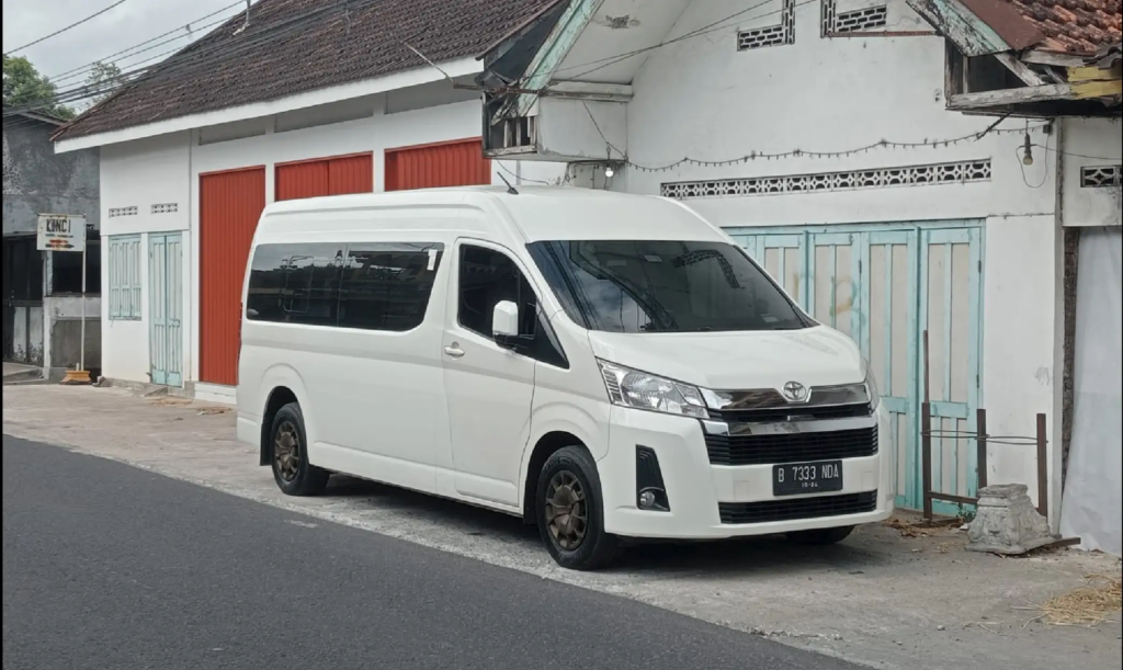 Standar Saat Memilih Rental Hiace Luxury untuk Perjalanan Nyaman